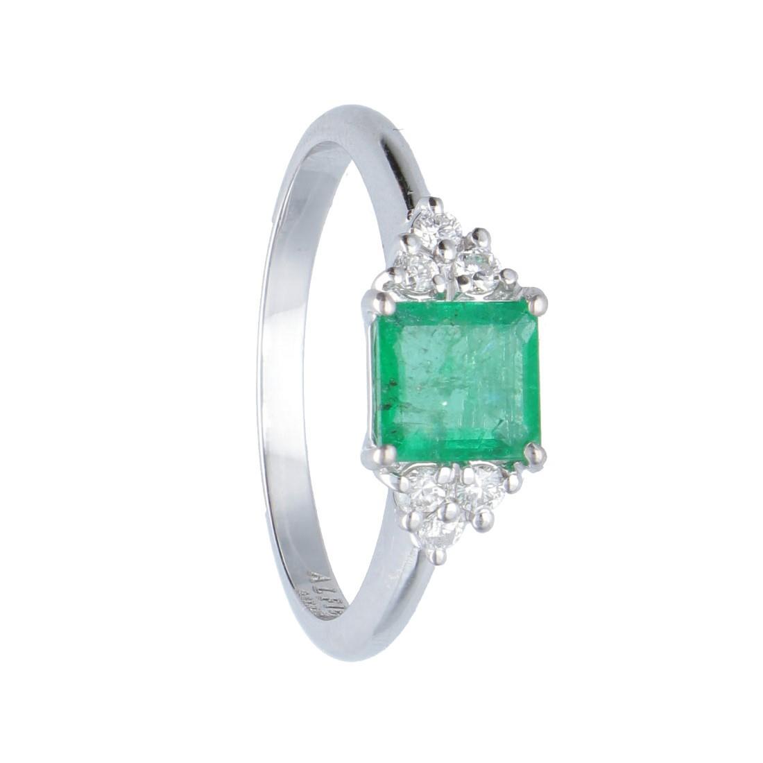 ANELLO IN ORO BIANCO CON DIAMANTI E SMERALDO CT 0.80  - ALFIERI & ST. JOHN