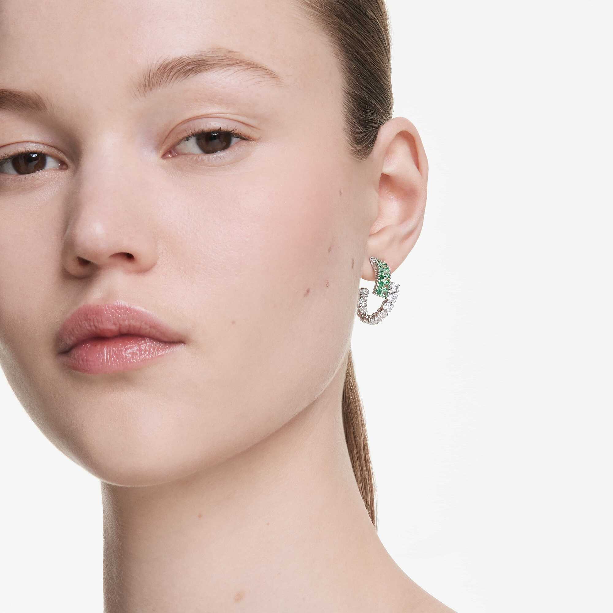 Orecchini in oro bianco 18k a cerchio con smeraldi | GV