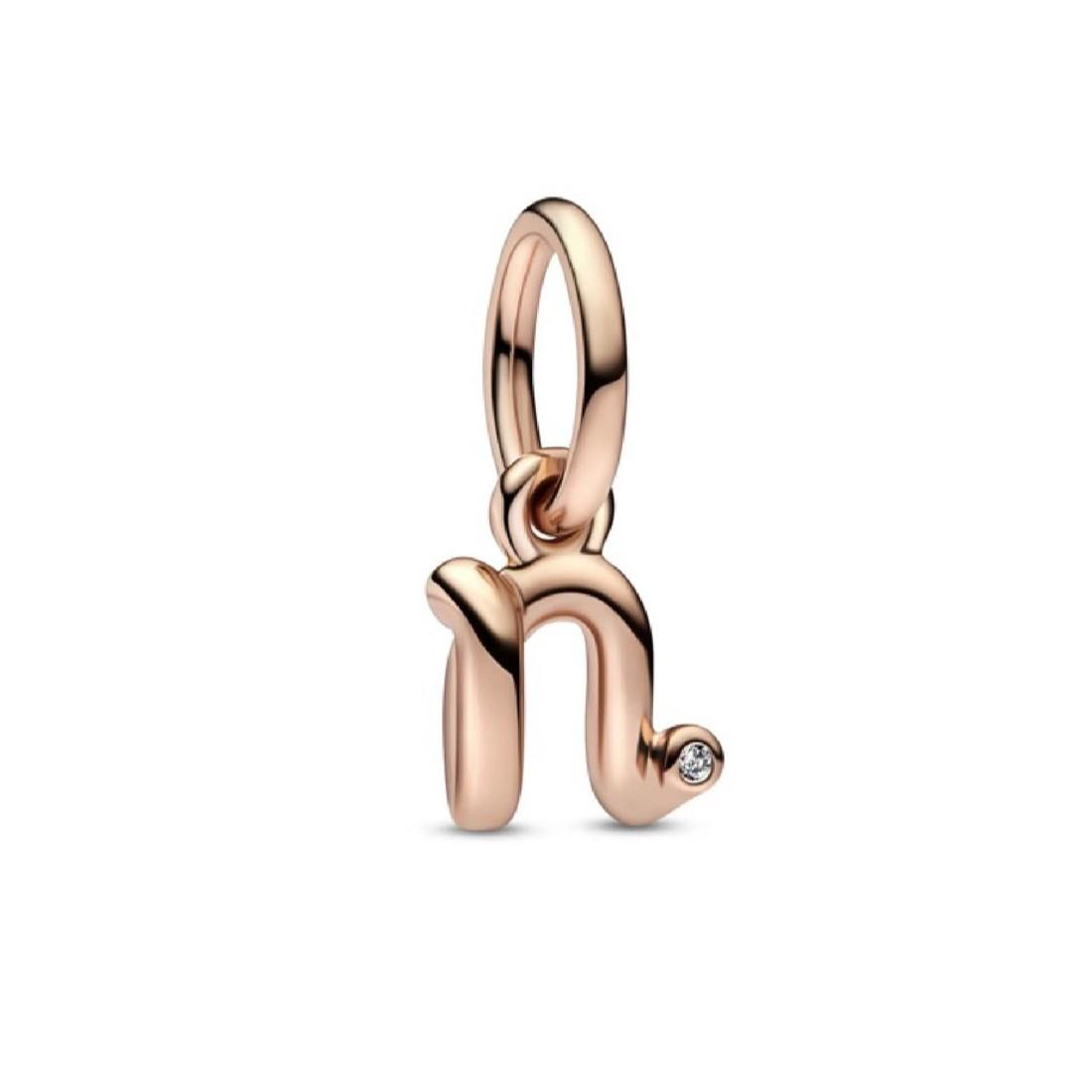 Charm colgante alfabeto con letra n con baño de oro rosa - PANDORA