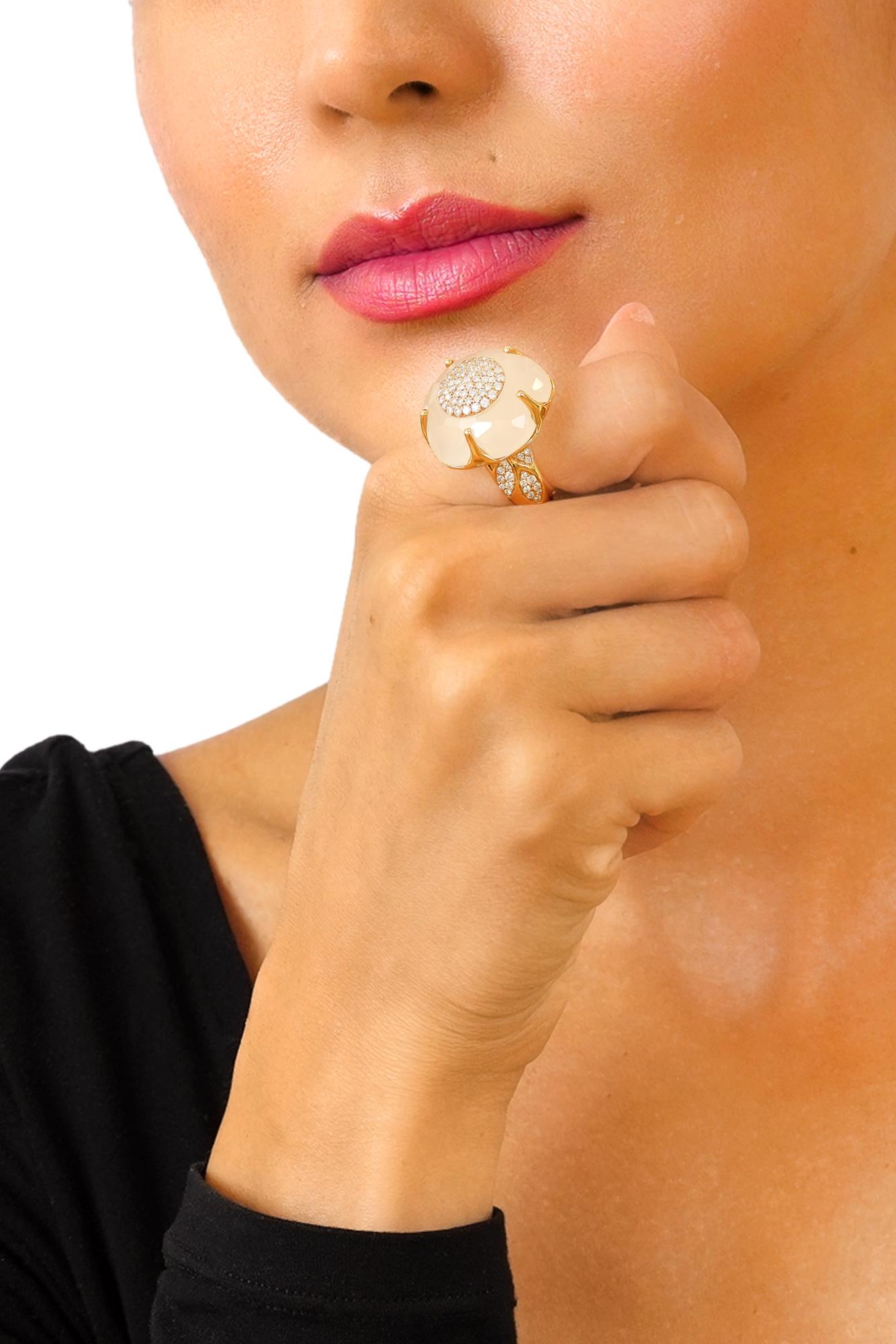 Anello fiore Bon Ton Classic in oro rosso con diamanti e quarzo bianco - PASQUALE BRUNI