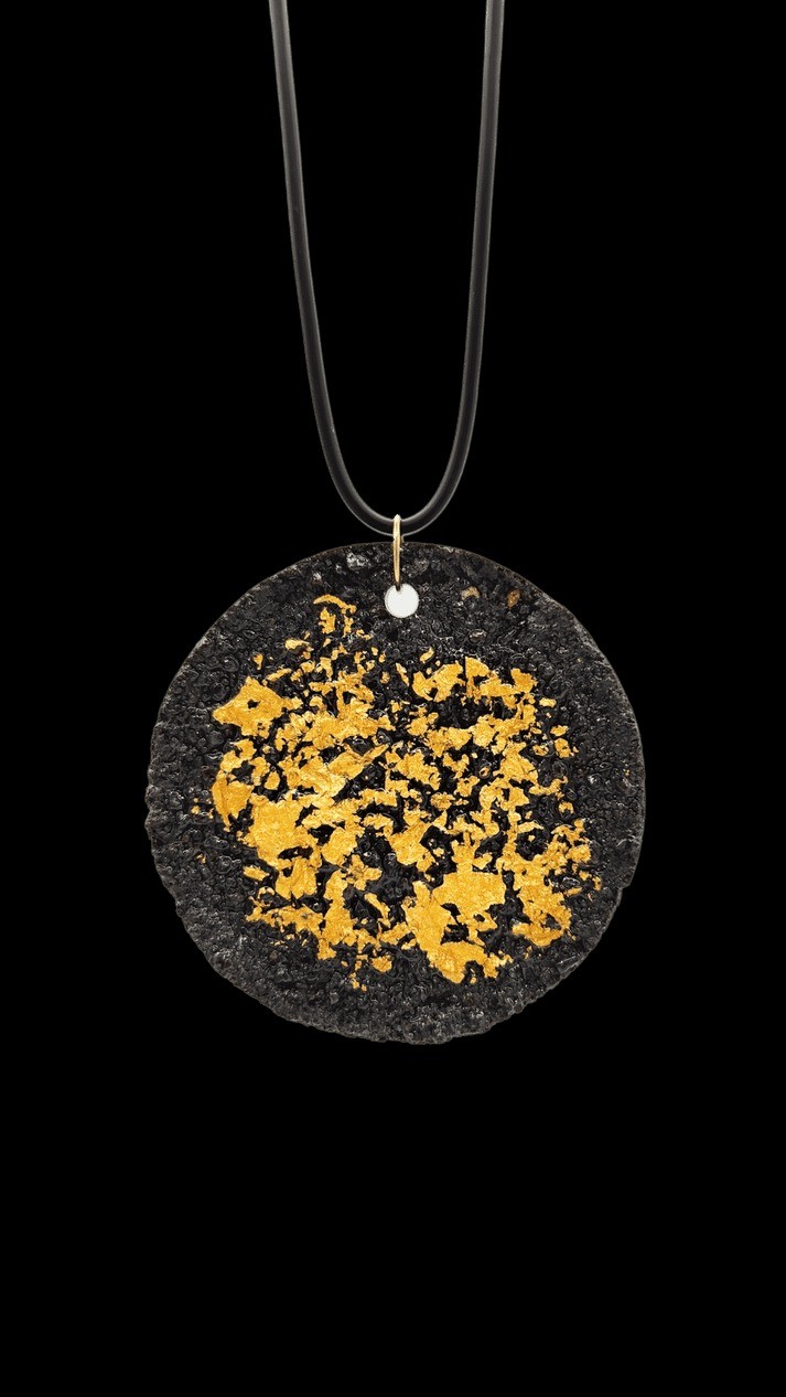 Pendente Sole con pietra lavica e scaglie d'oro 24K - MAGMA LUXURY