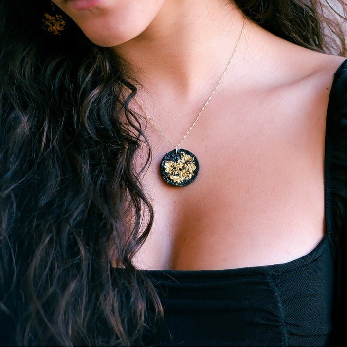 Pendente Terra con pietra lavica e scaglie d'oro 24K - MAGMA LUXURY