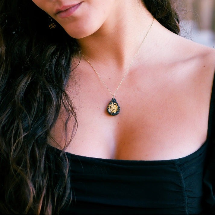 Pendente Acqua con pietra lavica e scaglie d'oro 24K - MAGMA LUXURY