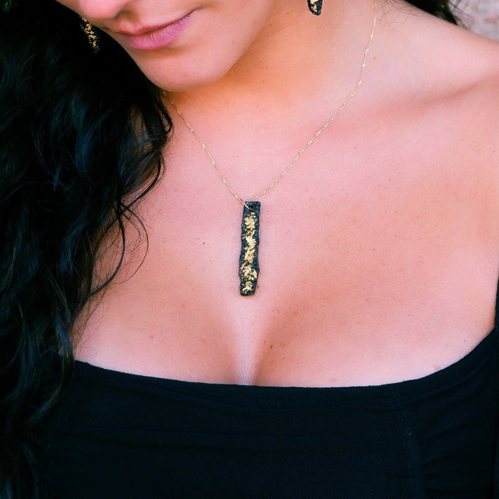 Pendente Stelo con pietra lavica e scaglie d'oro 24K - MAGMA LUXURY