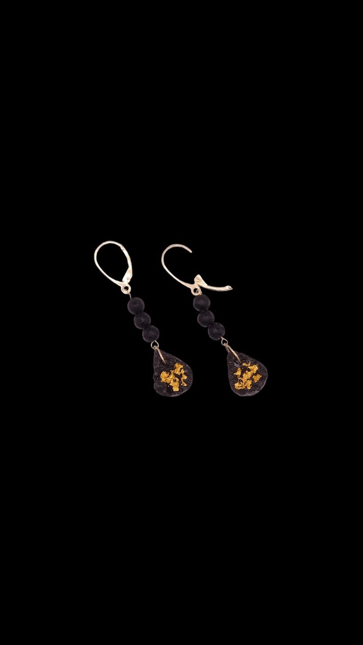 Orecchini Goccia con pietra lavica e scaglie d'oro 24K - MAGMA LUXURY