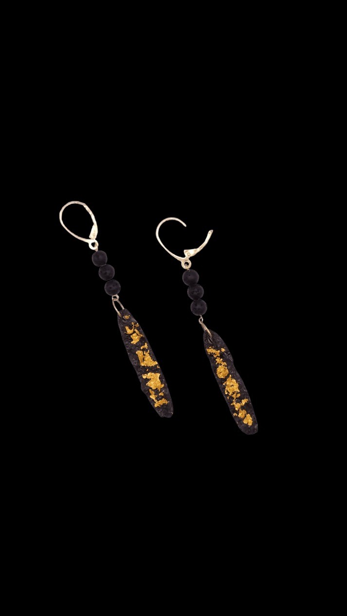 Orecchini Foglia con pietra lavica e scaglie d'oro 24K - MAGMA LUXURY