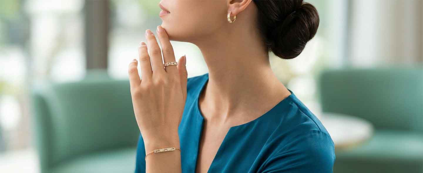 Donna che indossa gioielli con diamanti Lab Grown